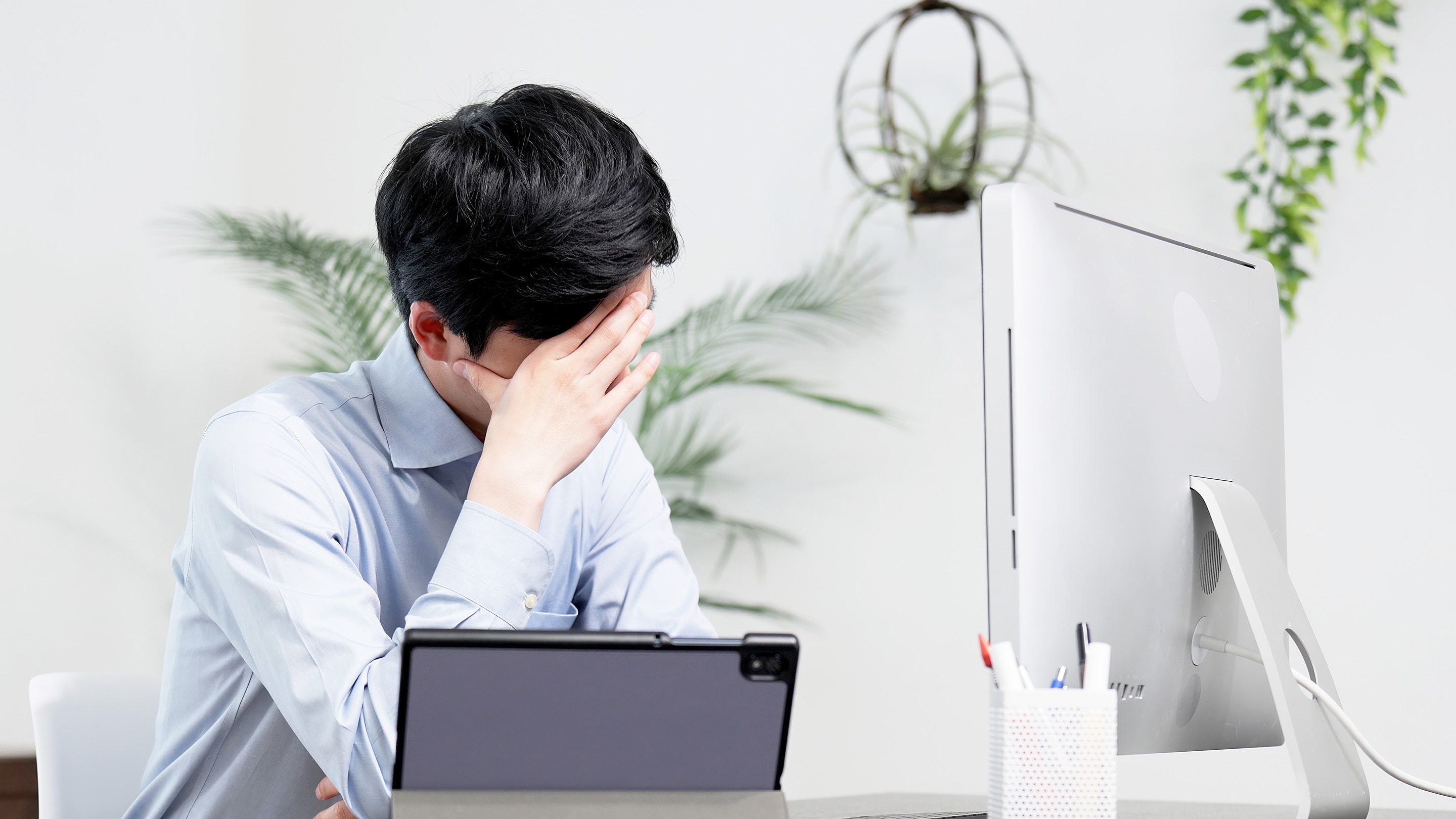 頭を抱えている男性の写真