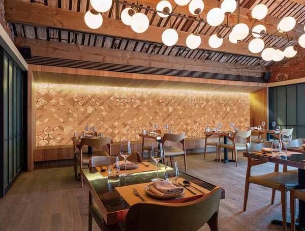 木目調の七宝柄デザインの壁紙が貼られたレストラン
