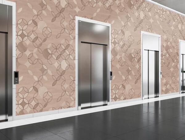 木目調の七宝柄デザインの壁紙が貼られたオフィス