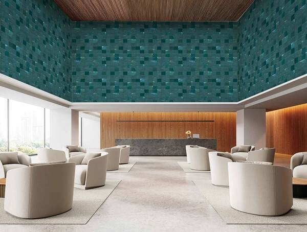 グリーンの陶器タイル風壁紙が貼られたホテルのロビー