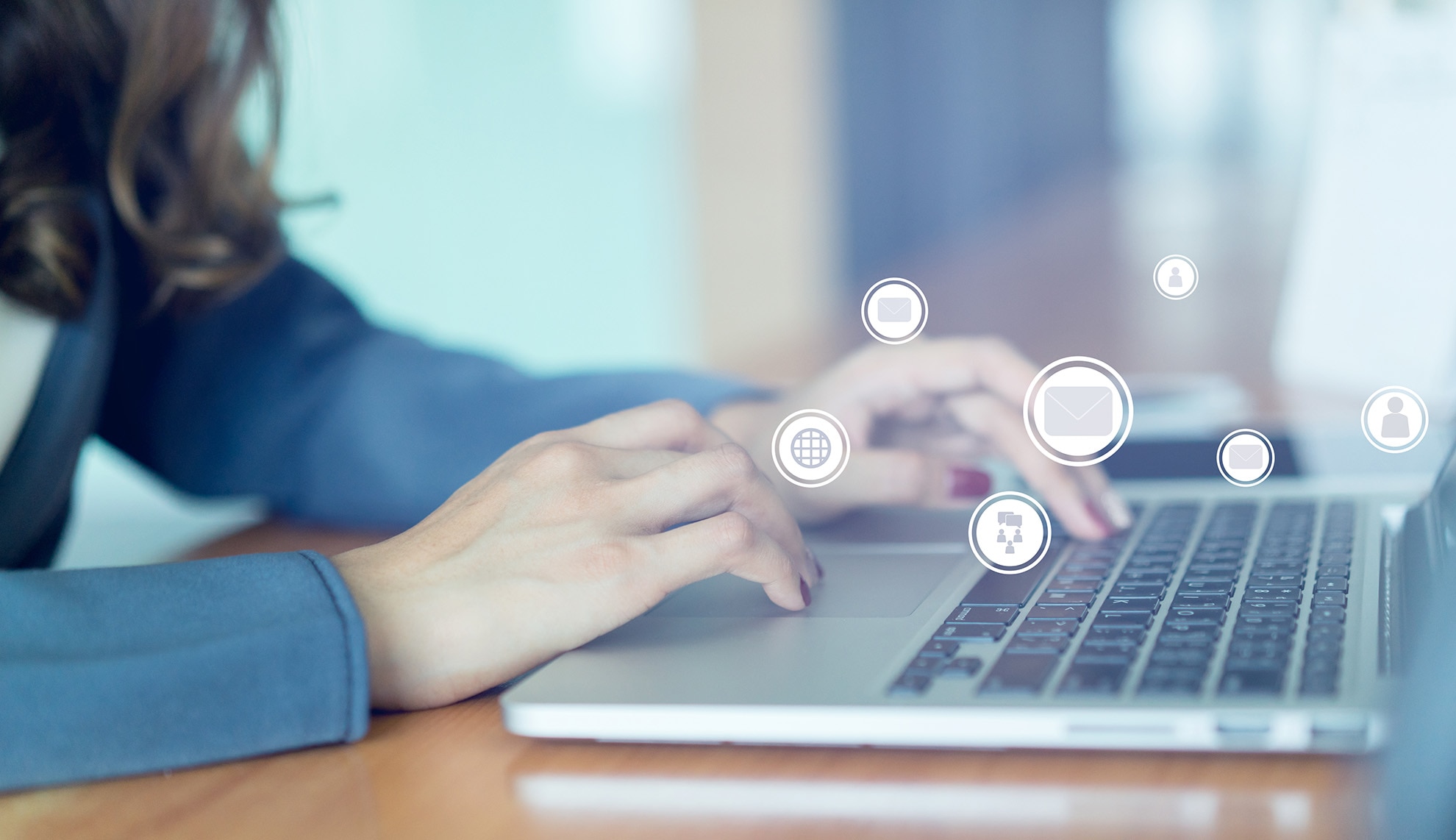 パソコンでメールを見ている女性の手元の写真