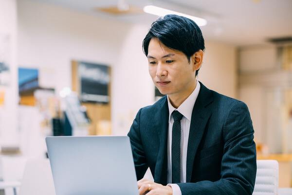 注意文を作成中の管理会社社員