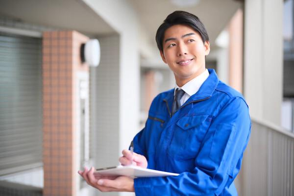 騒音の調査をする管理会社の社員