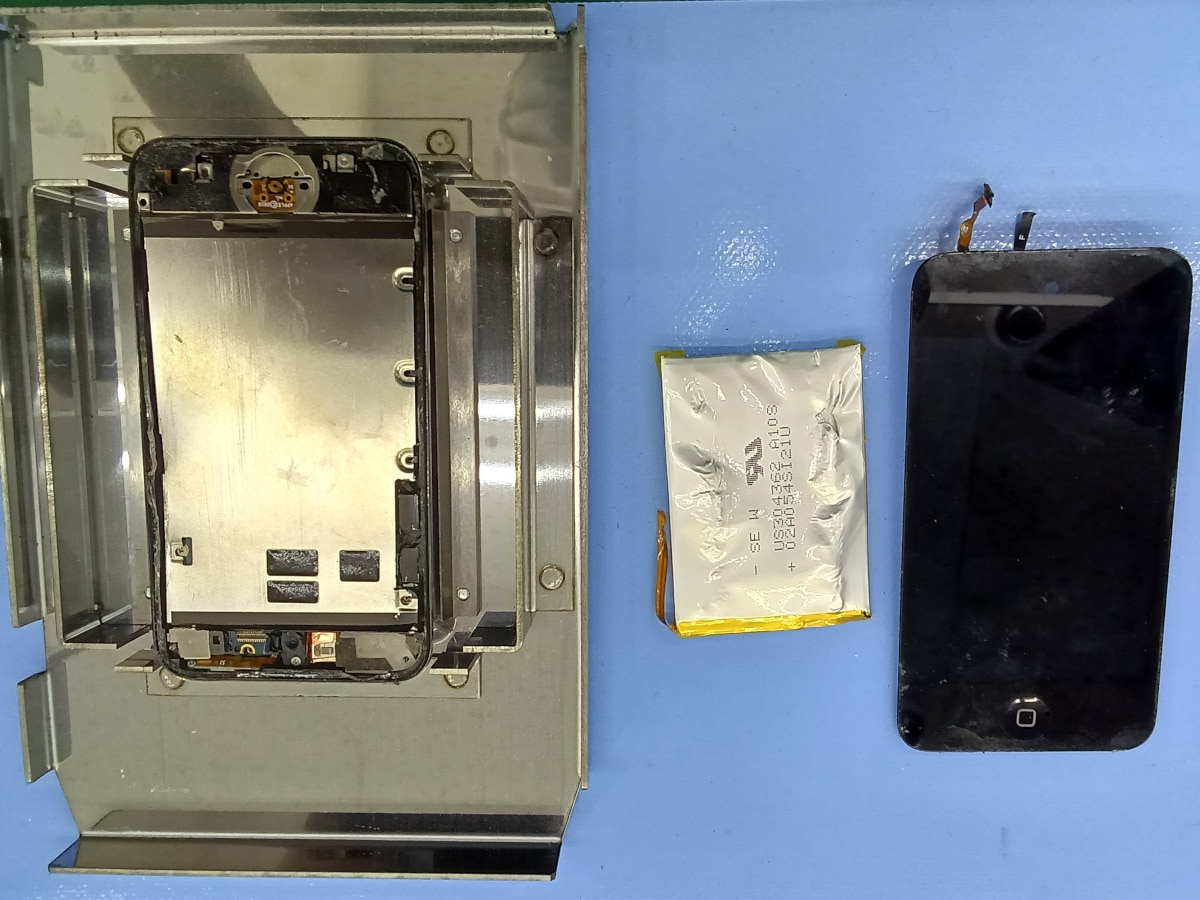 破壊前にバッテリーを外したiPod touch