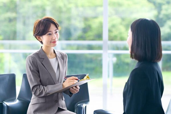 フィードバック面談では評価内容と理由、基準をセットで伝えることが大切