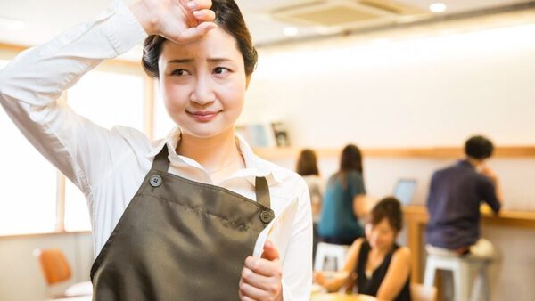 飲食店は業務量が多いことやクレーム対応に追われるなどの理由で人手不足になりやすい