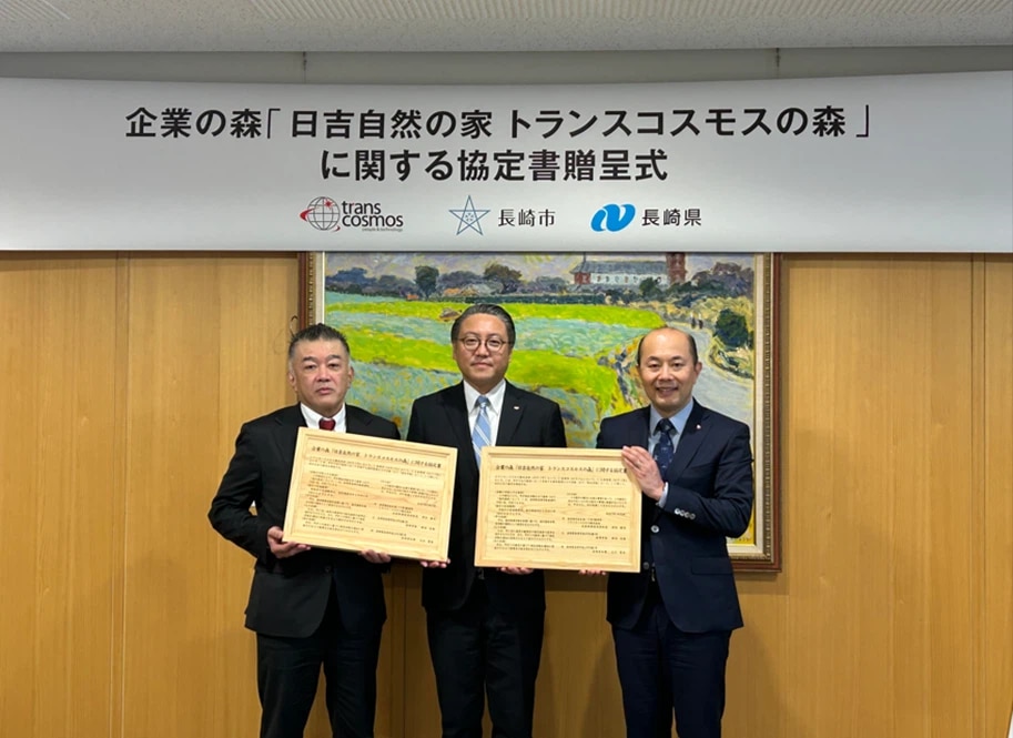 贈呈式の様子 写真左から、専務執行役員 内村弘幸、長崎県知事 大石賢吾様、長崎市長 鈴木史朗様