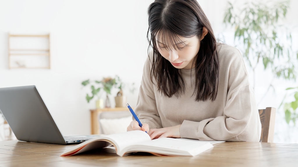 資格勉強をしている女性