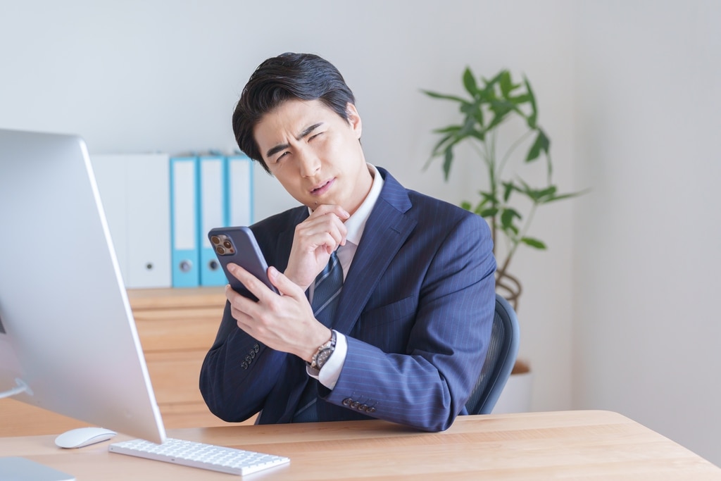 転職で年収下がることに悩んでいるビジネスパーソン