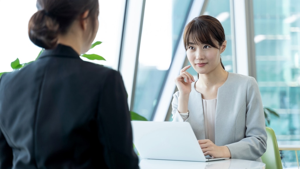 年収交渉を行うビジネスパーソン