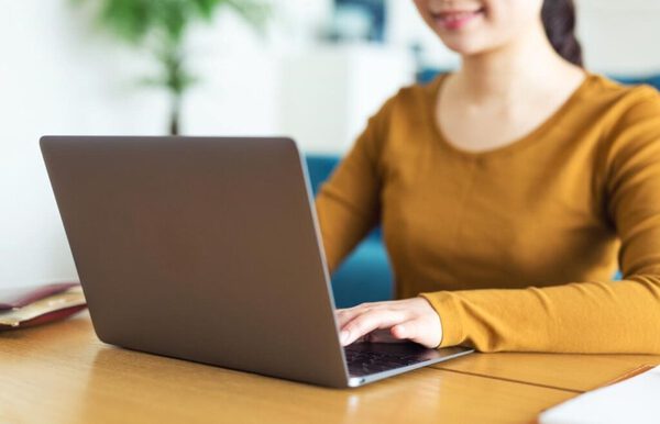 就活用メールに付ける署名には氏名、学校名、連絡先などを記載する