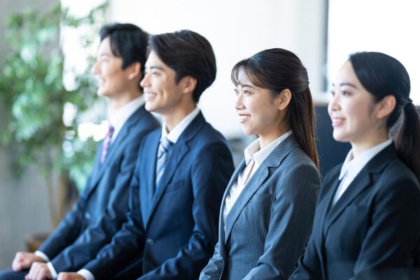 通年採用は1年を通して採用活動を展開する手法で、一括採用とは特徴が大きく異なる