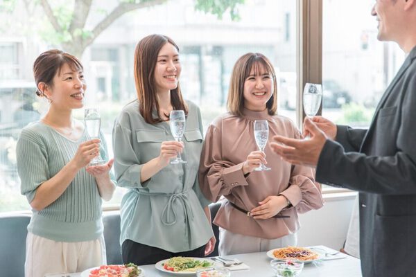 社内イベントや研修会に内定者を招待するのも効果的