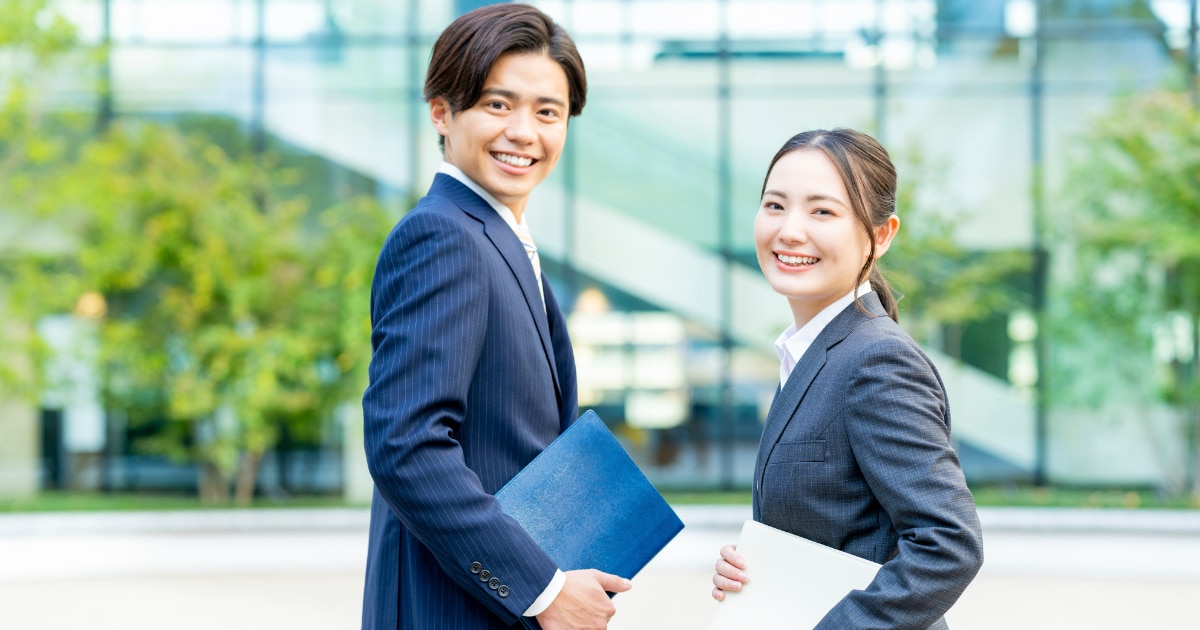 スーツを着用した社会人男女
