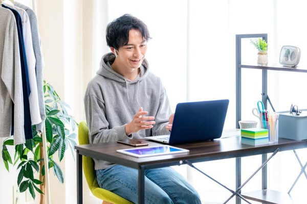 介護離職を防ぐには、介護休業制度の拡充やリモートワークの導入などの対策が欠かせない