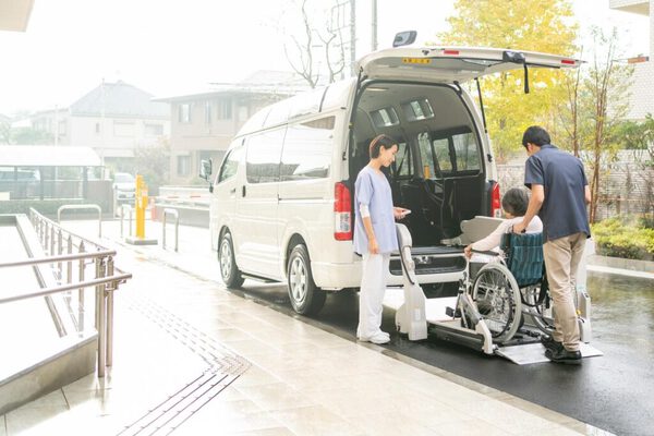 介護離職を選択する前に、介護施設やデイサービスの利用を検討することが大切