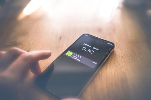 状況によっては電話や郵便といったメール以外の手段も活用しよう