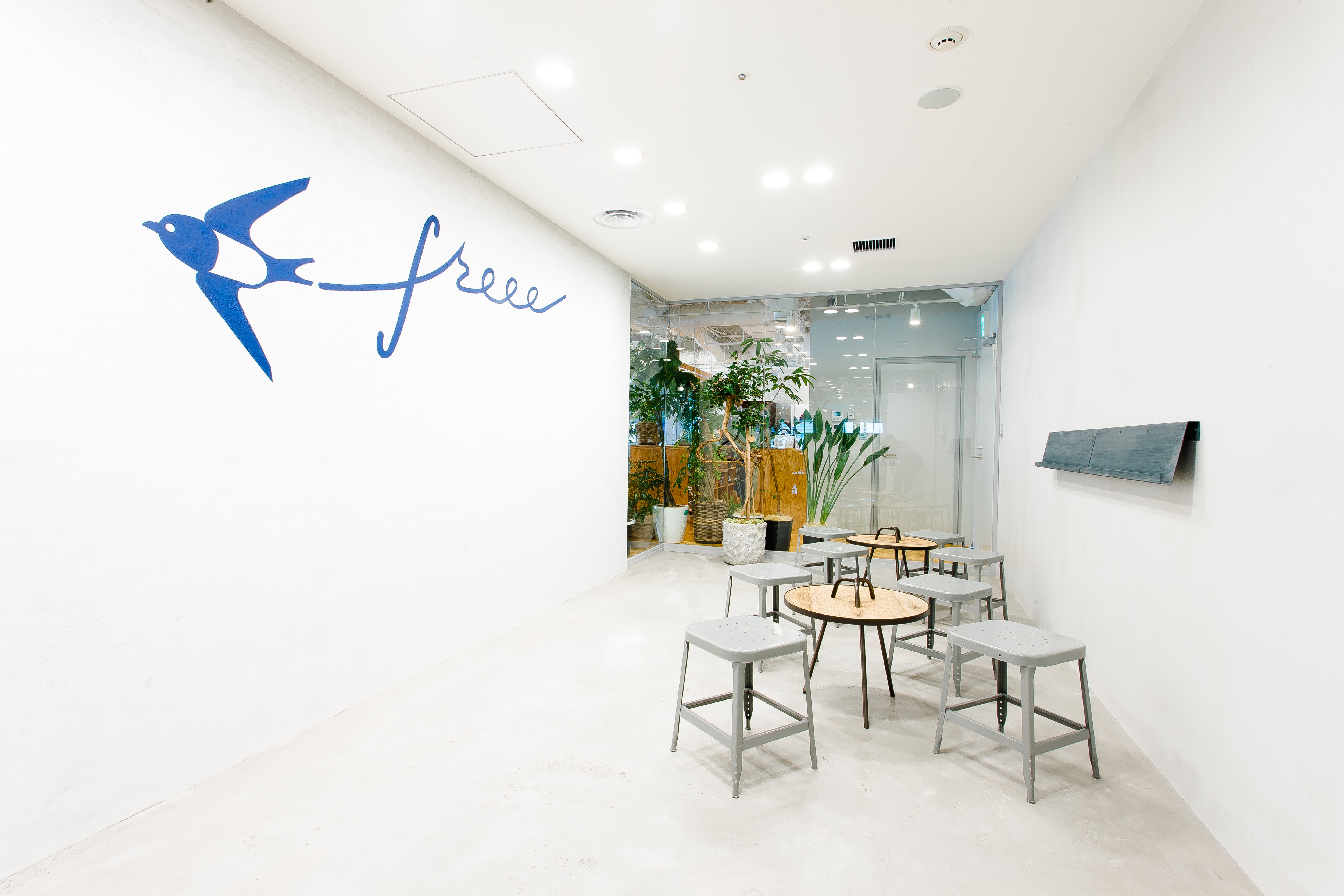 freee社内のイメージ写真｜ラウンジスペース