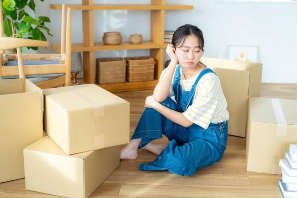 退去の準備をする女性