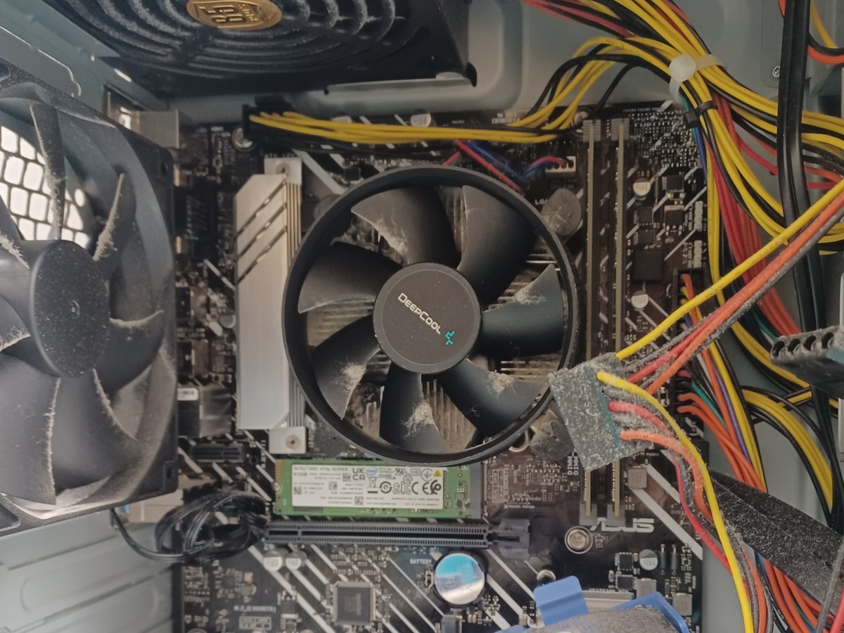 クリーニング前CPUクーラーにホコリが付着していました。