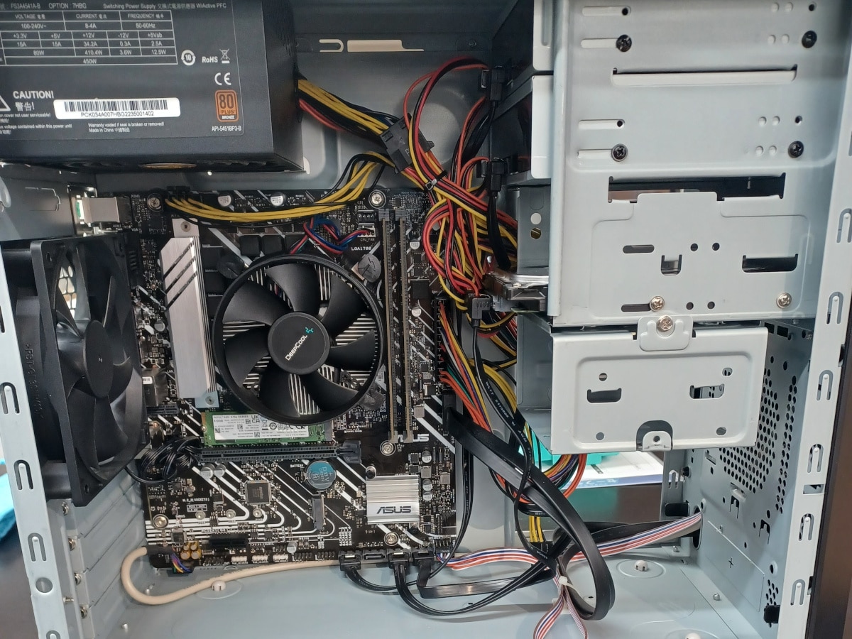 クリーニングと合わせ、HDDも固定しました。