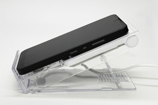 スタンドにスマートフォンを置いた画像