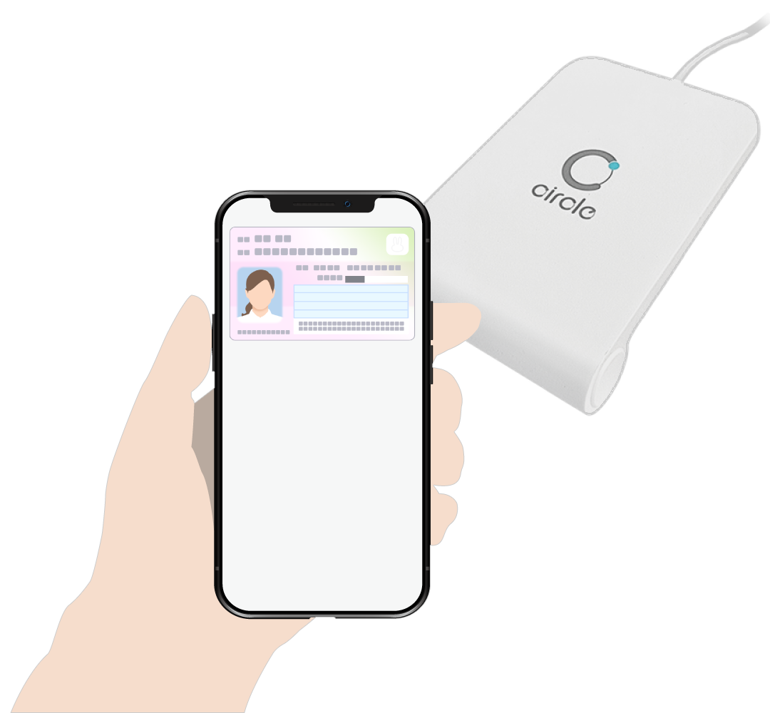マイナ保険証のスマートフォンを汎用カードリーダーにかざす画像