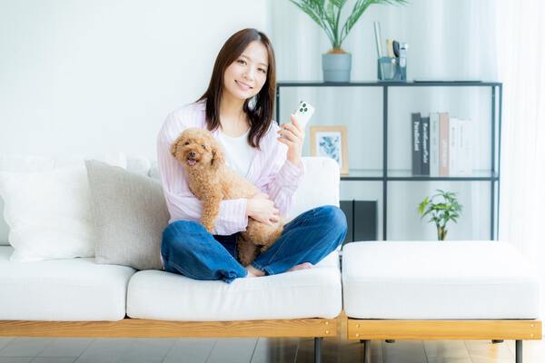 ペットを飼育する女性