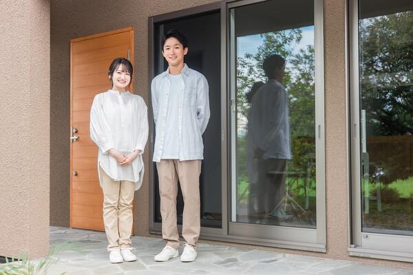 戸建て物件の前に立つ夫婦