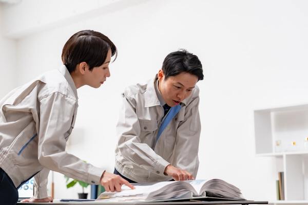 物件内容を確認する管理会社従業員