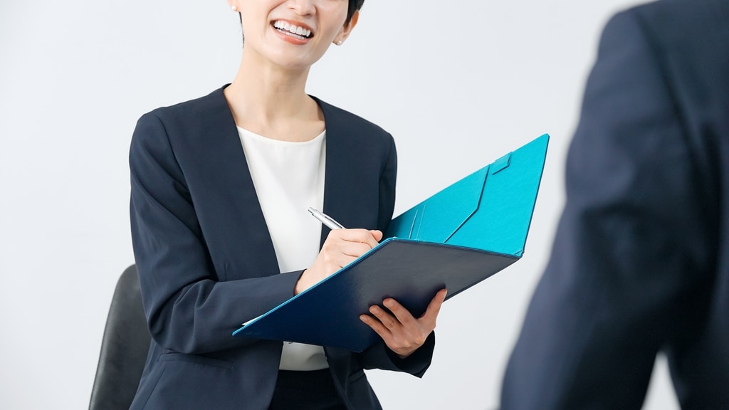 面接官と求職者が面接を行っている様子