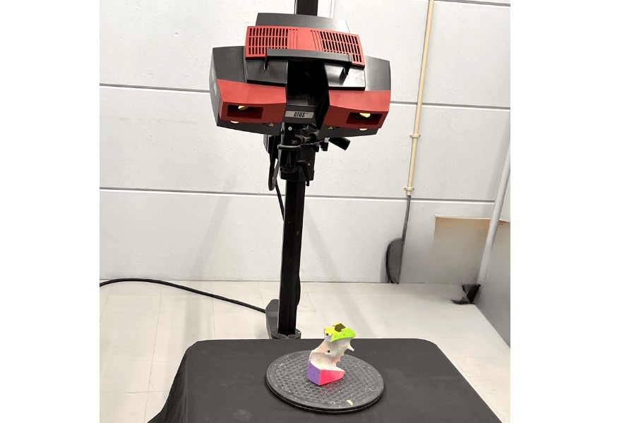 3Dスキャナでグリップ形状を高精度スキャンする様子