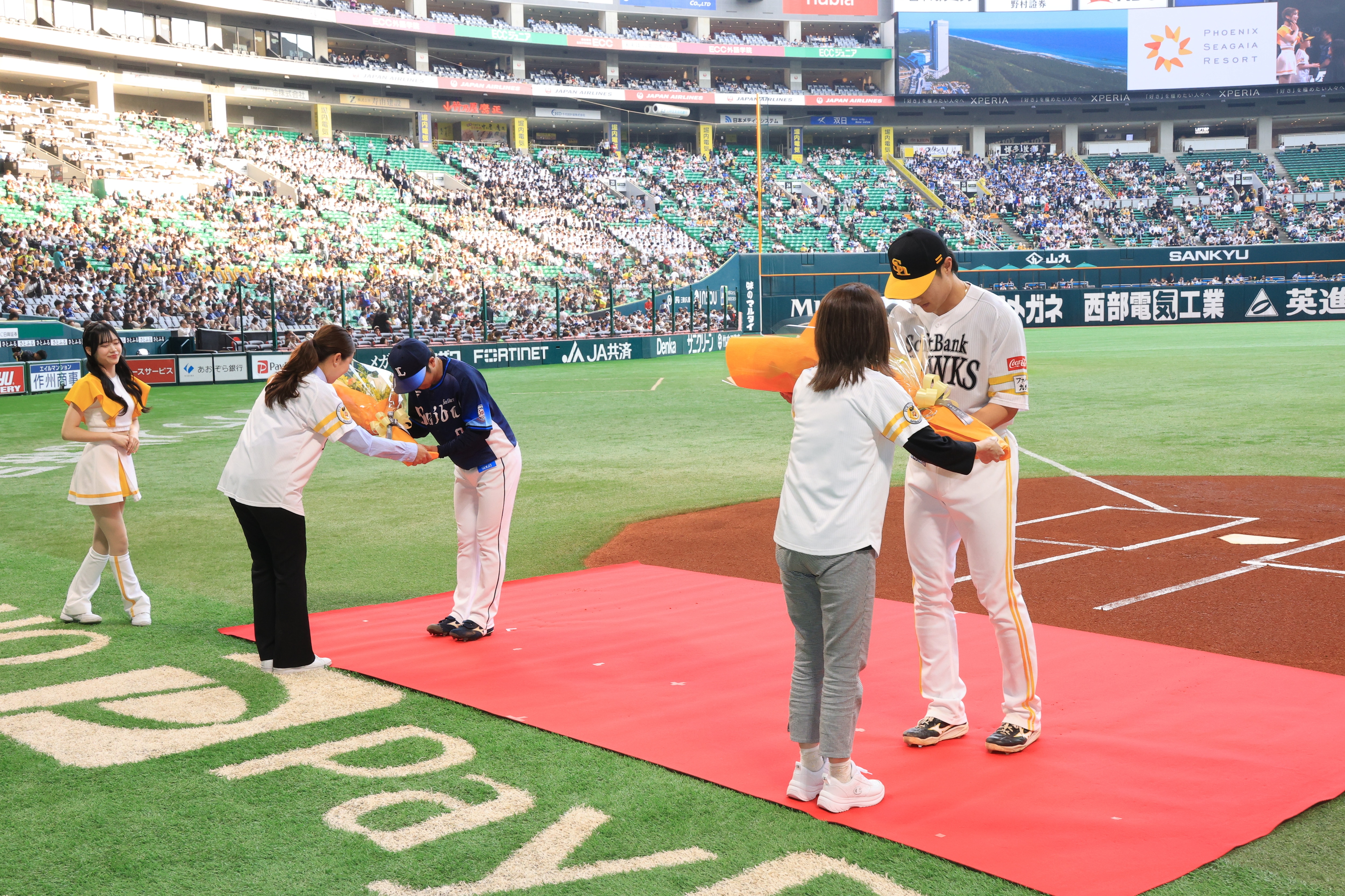 野球選手への花束贈呈