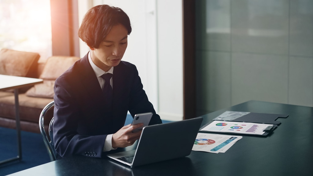 仕事について悩んでいる金融業界で働くビジネスパーソン