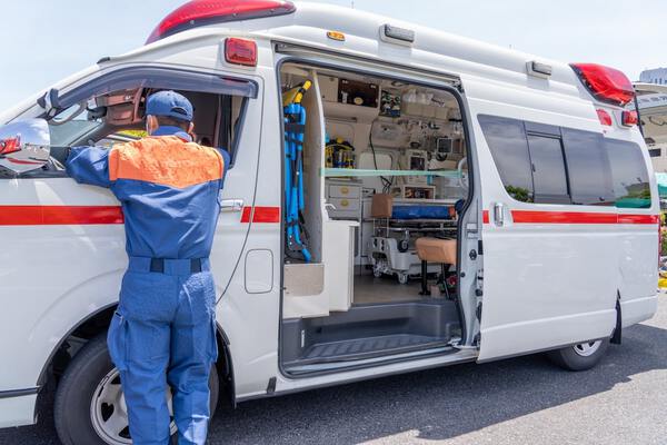 蜂に刺された人を移送する救急車