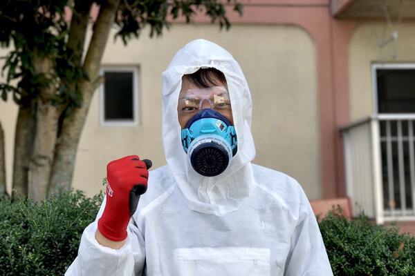 蜂の巣駆除をしようとする男性
