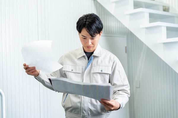現地調査をする蜂の巣駆除業者