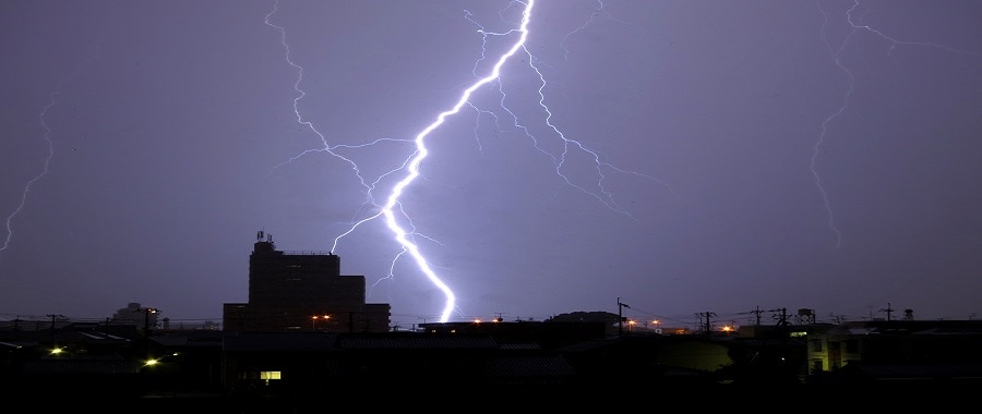 「雷サージ」とは？落雷による故障から大切な電子機器を守るための対策