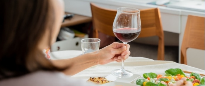 ホテルやゴルフ場のレストランでの配膳ロボット活用について
