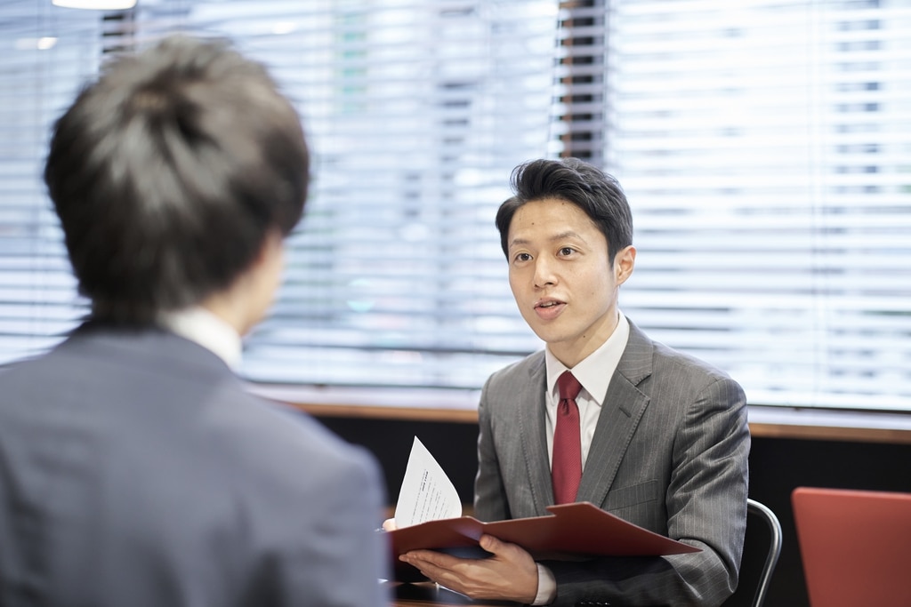 面談をしているビジネスパーソン