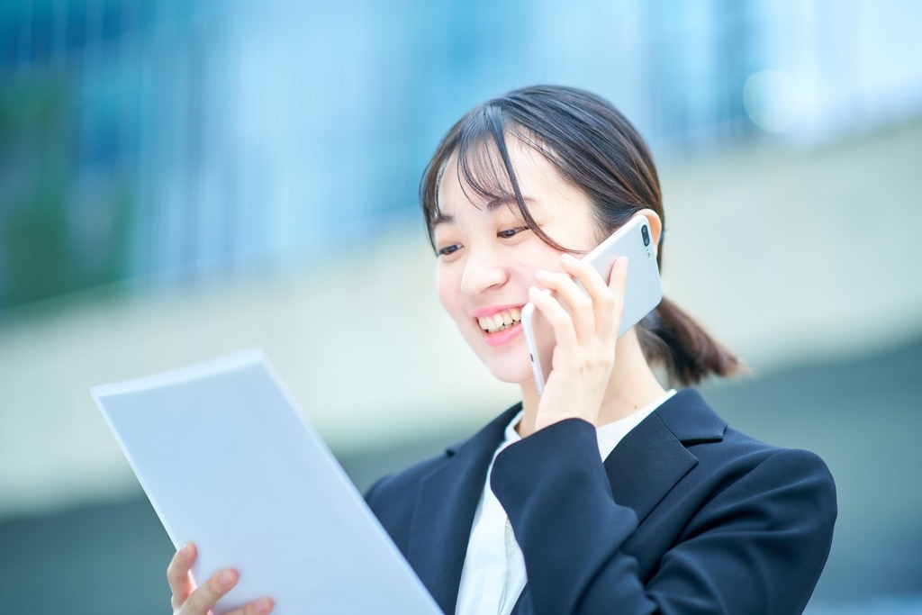 入社に向けて準備しているビジネスパーソン