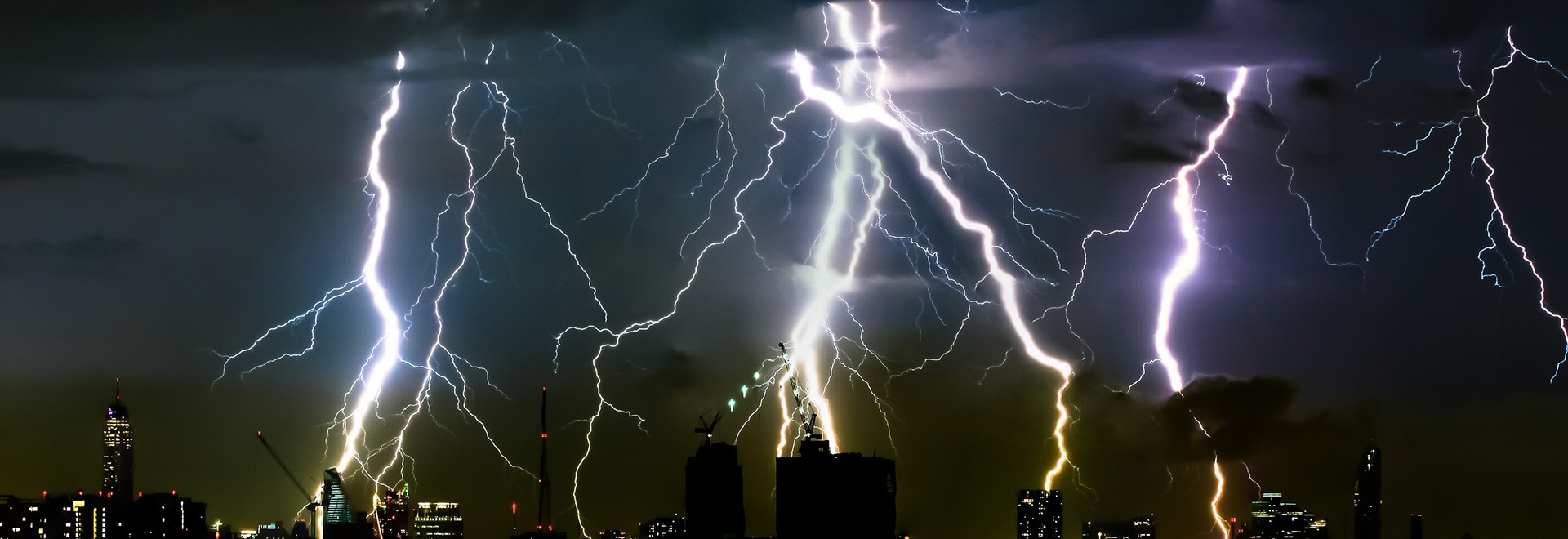 落雷　避雷器