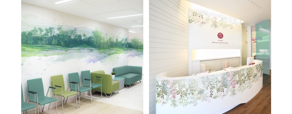 クリニックの通路と受付に癒しの壁紙
