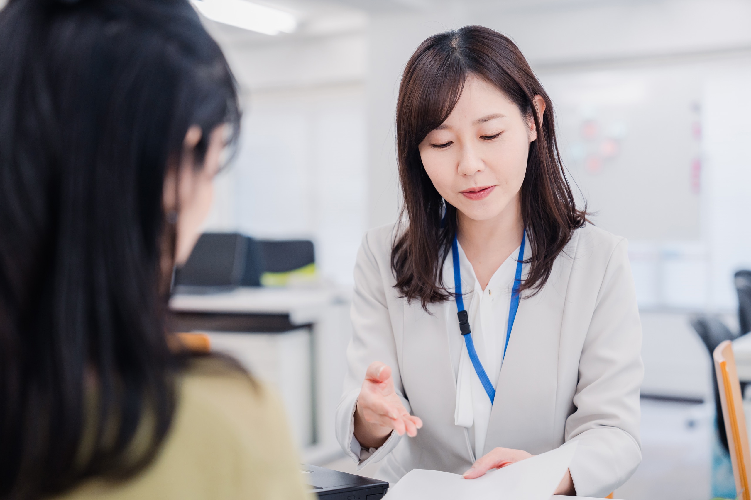 窓口で案内をしている女性の写真
