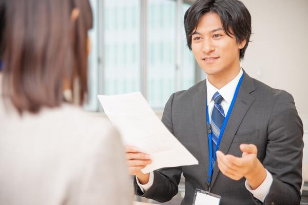 交渉中の不動産会社従業員