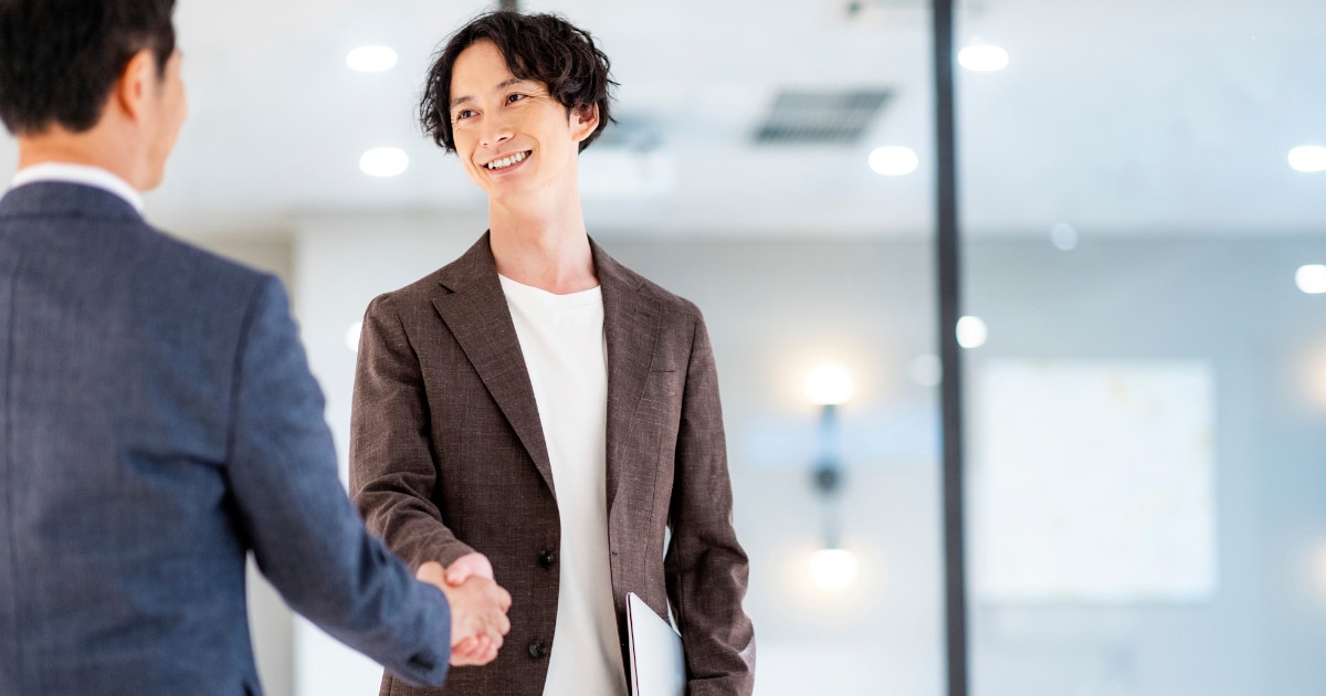 協力関係を結ぶオフィシャルパートナーの仕組み。スポンサーとの違いや契約のメリット