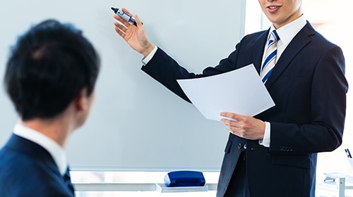 「プロジェクトマネジメントの体系的な知識習得」と 「豊富な実践ワークショップ」でDX推進リーダーを育成