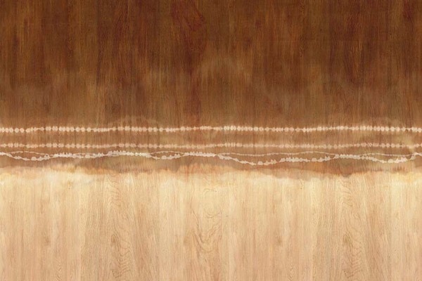 木目調の上に焼印のグラフィック、和柄壁紙