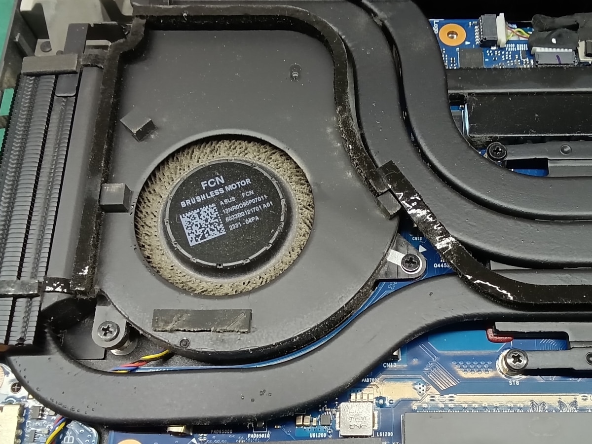 クリーニング前の冷却ファンのホコリ