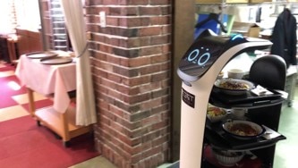 きっかけは飲食店での実体験。ゴルフ場も配膳ロボットを活かせる_01